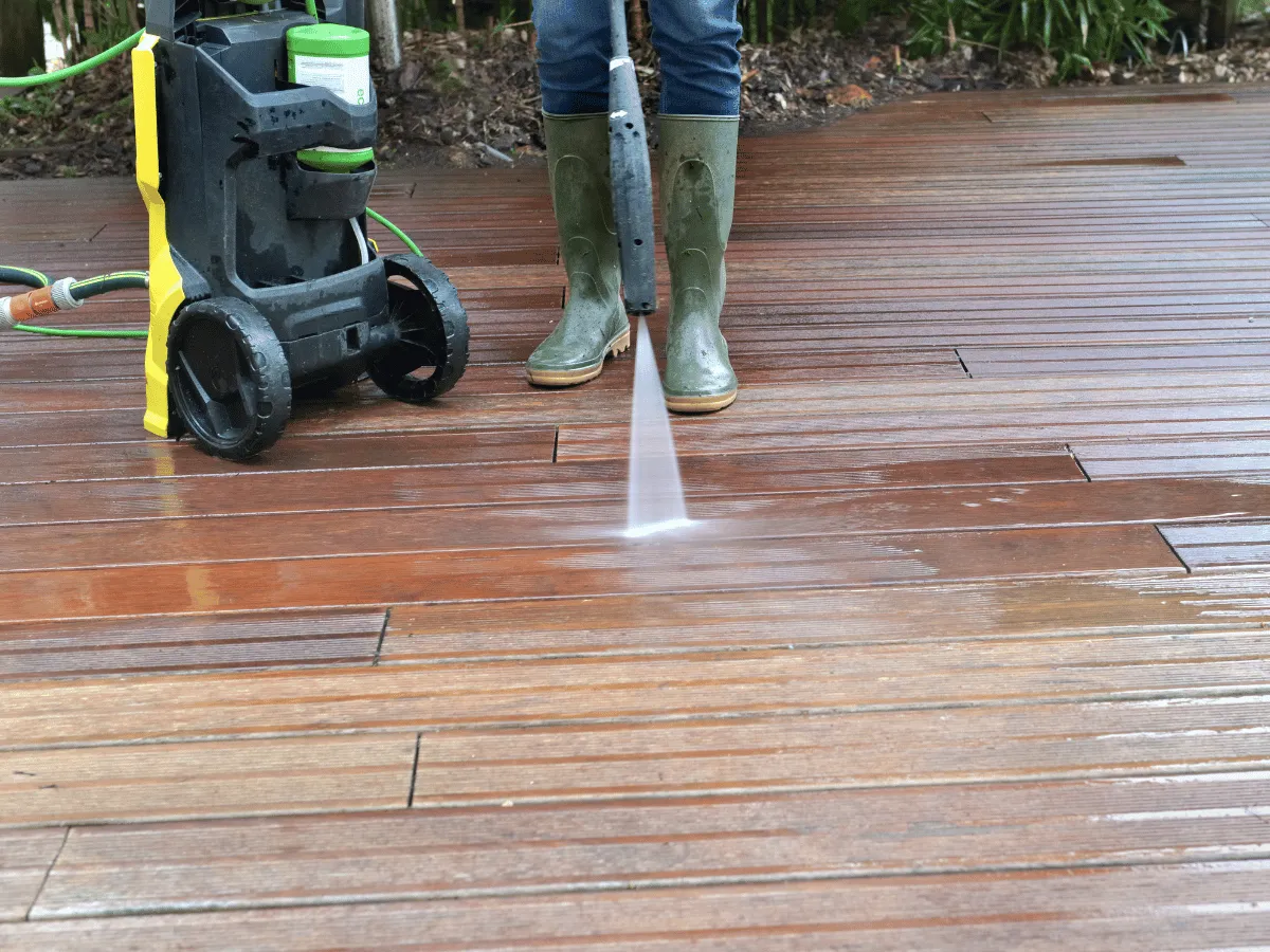 High pressure cleaning deck