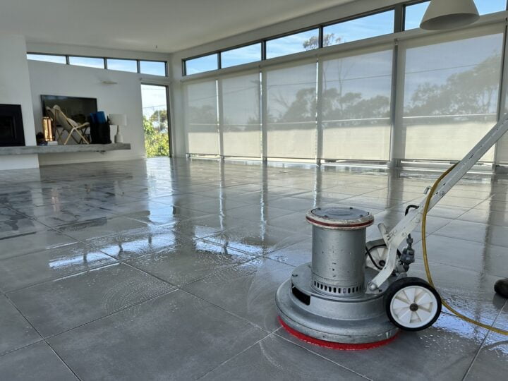 Tile cleaning machine in home